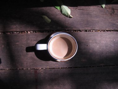 Ahşap masada bir fincan kahve sanatı.,