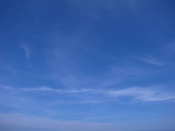 Białe Chmury Głębokim Błękitnym Niebie Zdjęcie Stockowe