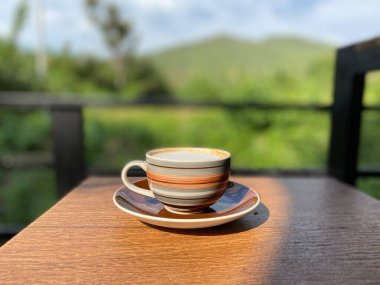 Ahşap arka planda bir fincan kahvenin üst görüntüsü