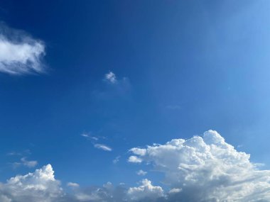 Mavi gökyüzündeki bulutlar 