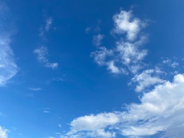 Mavi gökyüzündeki bulutlar 