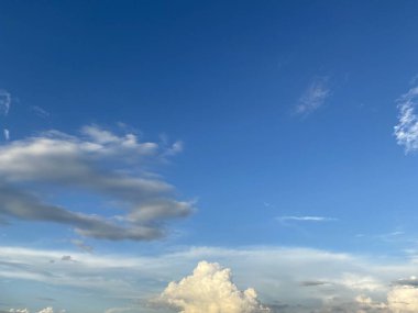Mavi gökyüzündeki bulutlar 