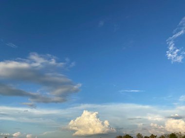 Mavi gökyüzündeki bulutlar 