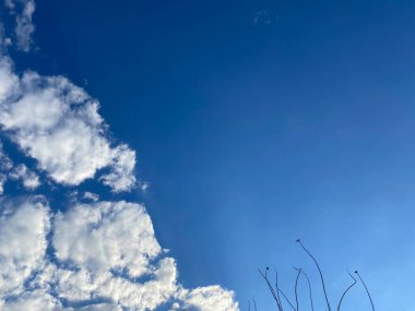 Öğleden sonra bulutlu mavi gökyüzü arkaplanı