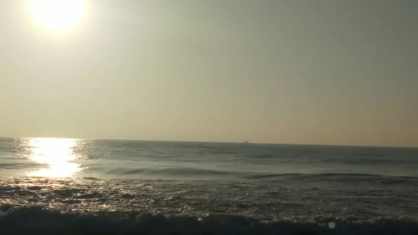 Nascer Sol Manhã Cedo Costa Mar Ondas Azuis Fluindo Nascer — Vídeo de Stock