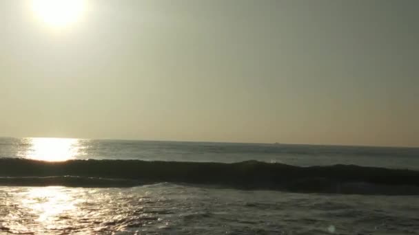 Brzy Ráno Vychází Slunce Mořském Břehu Modré Vlny Proudí Barevný — Stock video