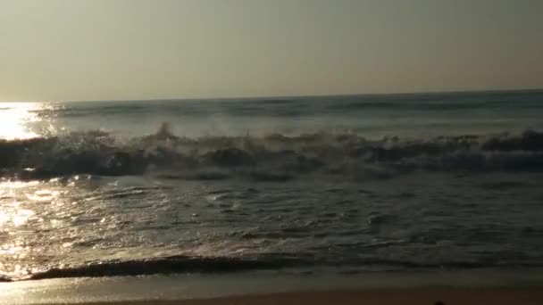 海の海岸で早朝の日の出 青い波が流れている カラフルな冬の日の出 風景の中でバルト海の上に冷たい嵐の波と雲 地面に当たる黄金の海の波 景観海洋 — ストック動画