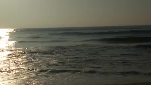清晨日出在海滨 蓝色的浪花飘扬 多彩的冬日日出 寒冷的暴风雨和乌云在波罗的海上空掠过风景 金色的海浪拍打着地面 景观海洋 — 图库视频影像