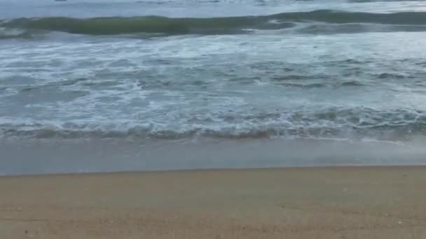 海の海岸で早朝の日の出 青い波が流れている カラフルな冬の日の出 風景の中でバルト海の上に冷たい嵐の波と雲 地面に当たる黄金の海の波 景観海洋 — ストック動画
