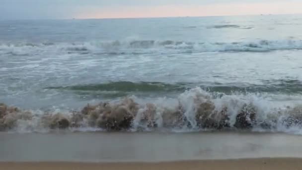 清晨日出在海滨 蓝色的浪花飘扬 多彩的冬日日出 寒冷的暴风雨和乌云在波罗的海上空掠过风景 金色的海浪拍打着地面 景观海洋 — 图库视频影像