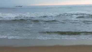 Kuzey Denizi üzerinde soğuk fırtınalı dalgalar ve bulutlar. Kuzey sahilinde kumlu bir sahilde büyük bir okyanus dalgası, beyaz kumlu tropik cennet plajı..