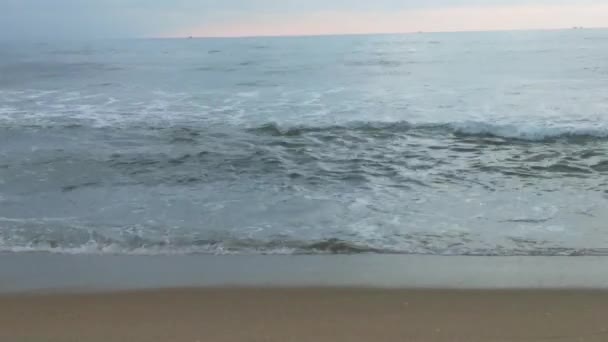 冷たい嵐の波と北の海の上の雲 北岸の砂浜 白い砂の熱帯の楽園のビーチでの大きな破壊的な海の波 — ストック動画