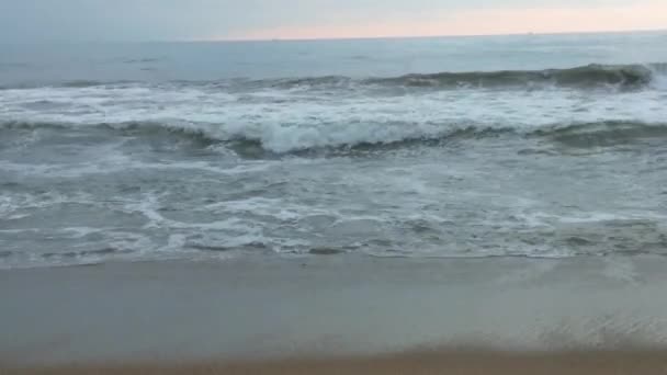 北海上空的寒流汹涌 乌云弥漫 北岸沙滩上巨大的海浪冲破了大海 热带天堂海滩上布满了白沙 — 图库视频影像