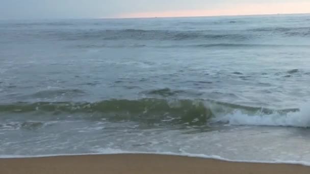 북해에는 차가운 폭풍우와 구름이 몰아치고 있었습니다 해변의 모래사장 모래가 해변에 — 비디오