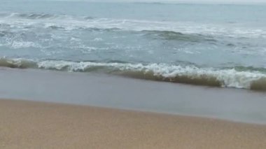 Kuzey Denizi üzerinde soğuk fırtınalı dalgalar ve bulutlar. Kuzey sahilinde kumlu bir sahilde büyük bir okyanus dalgası, beyaz kumlu tropik cennet plajı..