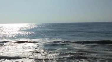 Kuzey Denizi üzerinde soğuk fırtınalı dalgalar ve bulutlar. Kuzey sahilinde kumlu bir sahilde büyük bir okyanus dalgası, beyaz kumlu tropik cennet plajı..