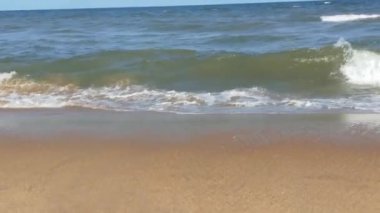 Kuzey Denizi üzerinde soğuk fırtınalı dalgalar ve bulutlar. Kuzey sahilinde kumlu bir sahilde büyük bir okyanus dalgası, beyaz kumlu tropik cennet plajı..