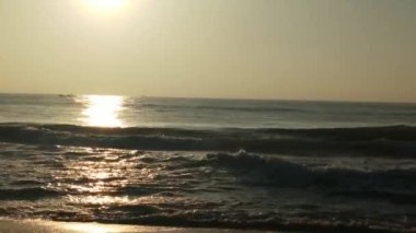 Kuzey Denizi üzerinde soğuk fırtınalı dalgalar ve bulutlar. Kuzey sahilinde kumlu bir sahilde büyük bir okyanus dalgası, beyaz kumlu tropik cennet plajı..