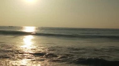 Kuzey Denizi üzerinde soğuk fırtınalı dalgalar ve bulutlar. Kuzey sahilinde kumlu bir sahilde büyük bir okyanus dalgası, beyaz kumlu tropik cennet plajı..