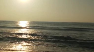 Kuzey Denizi üzerinde soğuk fırtınalı dalgalar ve bulutlar. Kuzey sahilinde kumlu bir sahilde büyük bir okyanus dalgası, beyaz kumlu tropik cennet plajı..