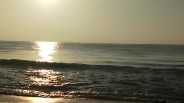 Kuzey Denizi üzerinde soğuk fırtınalı dalgalar ve bulutlar. Kuzey sahilinde kumlu bir sahilde büyük bir okyanus dalgası, beyaz kumlu tropik cennet plajı..