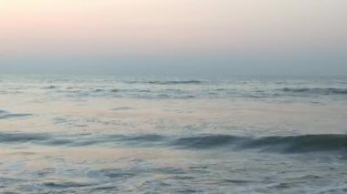 Kuzey Denizi üzerinde soğuk fırtınalı dalgalar ve bulutlar. Kuzey sahilinde kumlu bir sahilde büyük bir okyanus dalgası, beyaz kumlu tropik cennet plajı..