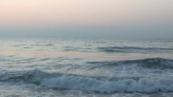 北海上空的寒流汹涌 乌云弥漫 北岸沙滩上巨大的海浪冲破了大海 热带天堂海滩上布满了白沙 — 图库视频影像