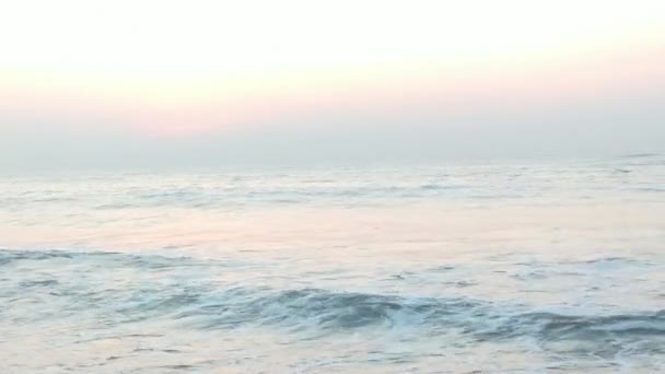 冷たい嵐の波と北の海の上の雲 北岸の砂浜 白い砂の熱帯の楽園のビーチでの大きな破壊的な海の波 — ストック動画