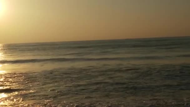 Frühmorgendlicher Sonnenaufgang Meeresufer Blaue Wellen Fließen Bunter Wintersonnenaufgang Kalte Stürmische — Stockvideo