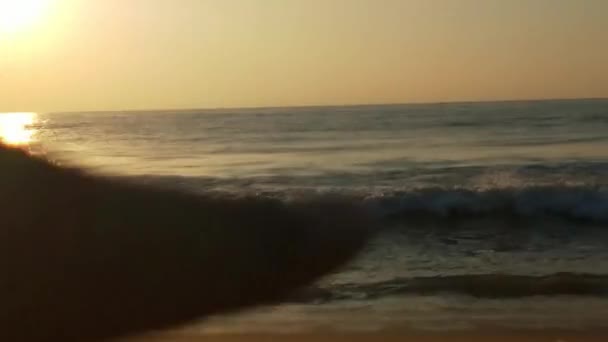Wczesny Wschód Słońca Nad Brzegiem Morza Błękitne Fale Płynące Kolorowy — Wideo stockowe