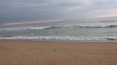 Deniz dalgaları, deniz dalgaları, güzel kumsallar detaylı ve kristal berrak su ve kıyıda gökyüzü. Kuzey denizi üzerinde soğuk fırtınalı dalgalar ve bulutlar. Kuzey kıyısındaki tropik cennet denizinde kumlu bir sahilde dalgalanan büyük okyanus dalgaları.