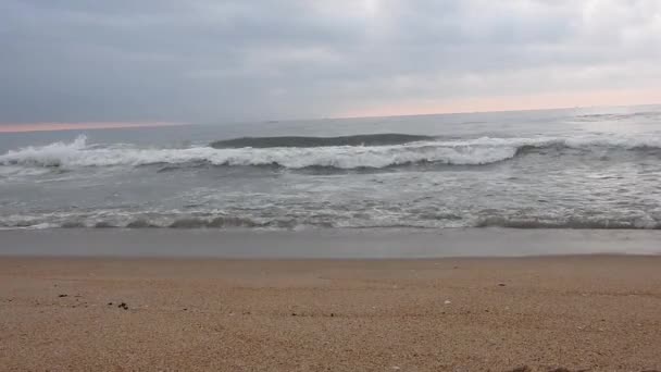海浪翻滚 海浪汹涌 美丽的海滩 清澈的海水 清澈的天空 湖畔的天空 寒冷的海浪和云彩笼罩着北海 在北岸热带天堂海的沙滩上掀起巨大的海浪 — 图库视频影像