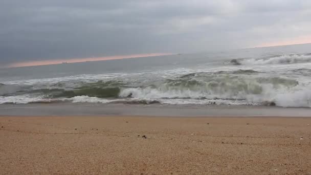 Deniz Dalgaları Deniz Dalgaları Güzel Kumsallar Detaylı Kristal Berrak Kıyıda — Stok video