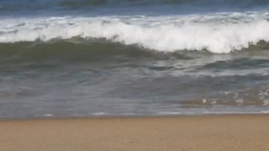 Kuzey Denizi üzerinde soğuk fırtınalı dalgalar ve bulutlar. Kuzey sahilinde kumlu bir sahilde büyük bir okyanus dalgası, beyaz kumlu tropik cennet plajı. Atlantik Okyanusu üzerinde gün doğumu, okyanus dalgaları bir manzara hareketi. Deniz ve sahil sahili videosu