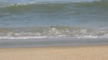 Kuzey Denizi üzerinde soğuk fırtınalı dalgalar ve bulutlar. Kuzey sahilinde kumlu bir sahilde büyük bir okyanus dalgası, beyaz kumlu tropik cennet plajı. Atlantik Okyanusu üzerinde gün doğumu, okyanus dalgaları bir manzara hareketi. Deniz ve sahil sahili videosu