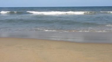 Sabahın erken saatlerinde deniz kıyısında, mavi dalgalar akıyor. Renkli kış gündoğumu. Soğuk fırtınalı dalgalar ve Baltık Denizi üzerindeki bulutlar, yere vuran altın deniz dalgaları. Okyanus manzarası deniz dalgaları döngü dalgaları, deniz dalgaları, 