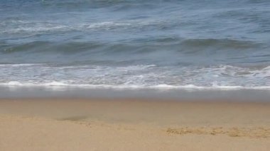 Kuzey Denizi üzerinde soğuk fırtınalı dalgalar ve bulutlar. Kuzey sahilinde kumlu bir sahilde büyük bir okyanus dalgası, beyaz kumlu tropik cennet plajı. Atlantik Okyanusu üzerinde gün doğumu, okyanus dalgaları bir manzara hareketi. Deniz ve kıyı doğasının videosu