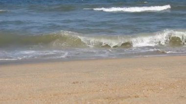 Kuzey Denizi üzerinde soğuk fırtınalı dalgalar ve bulutlar. Kuzey sahilinde kumlu bir sahilde büyük bir okyanus dalgası, beyaz kumlu tropik cennet plajı. Atlantik Okyanusu üzerinde gün doğumu, okyanus dalgaları bir manzara hareketi. Deniz ve kıyı doğasının videosu