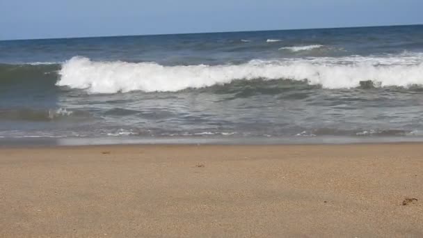 冷たい嵐の波と北の海の上の雲 北岸の砂浜 白い砂の熱帯の楽園のビーチで大きな破壊的な海の波 大西洋上の日の出 海の波が風景運動を流れています 海と海岸のビデオ — ストック動画