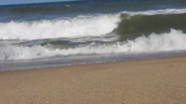 Kapalı deniz kumsalı. Panoramik plaj manzarası. Tropikal deniz manzarası ufkuna ilham ver. Turuncu ve altın rengi gün batımı gökyüzü sakinlik, dinlendirici güneş ışığı yaz havası. Horizon Sunrise plajında güzel bir gün doğumu. Okyanus ve altın güneş doğuyor