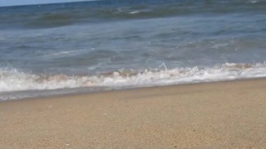 Kapalı deniz kumsalı. Panoramik plaj manzarası. Tropikal deniz manzarası ufkuna ilham ver. Turuncu ve altın rengi gün batımı gökyüzü sakinlik, dinlendirici güneş ışığı yaz havası. Horizon Sunrise plajında güzel bir gün doğumu. Okyanus ve altın güneş doğuyor