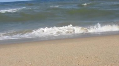 Kapalı deniz kumsalı. Panoramik plaj manzarası. Tropikal deniz manzarası ufkuna ilham ver. Turuncu ve altın rengi gün batımı gökyüzü sakinlik, dinlendirici güneş ışığı yaz havası. Horizon Sunrise plajında güzel bir gün doğumu. Okyanus ve altın güneş doğuyor