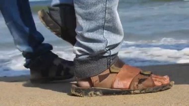 Kapalı deniz kumsalı. Panoramik plaj manzarası. Tropikal deniz manzarası ufkuna ilham ver. Turuncu ve altın rengi gün batımı gökyüzü sakinlik, dinlendirici güneş ışığı yaz havası. Horizon Sunrise plajında güzel bir gün doğumu. Okyanus ve altın güneş doğuyor