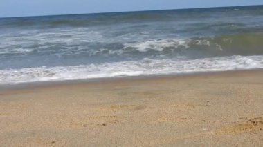 Kapalı deniz kumsalı. Panoramik plaj manzarası. Tropikal deniz manzarası ufkuna ilham ver. Turuncu ve altın rengi gün batımı gökyüzü sakinlik, dinlendirici güneş ışığı yaz havası. Horizon Sunrise plajında güzel bir gün doğumu. Okyanus ve altın güneş doğuyor