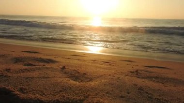 Kapalı deniz kumsalı. Panoramik plaj manzarası. Tropikal deniz manzarası ufkuna ilham ver. Turuncu ve altın rengi gün batımı gökyüzü sakinlik, dinlendirici güneş ışığı yaz havası. Horizon Sunrise plajında güzel bir gün doğumu. Okyanus ve altın güneş doğuyor