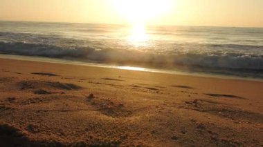Kapalı deniz kumsalı. Panoramik plaj manzarası. Tropikal deniz manzarası ufkuna ilham ver. Turuncu ve altın rengi gün batımı gökyüzü sakinlik, dinlendirici güneş ışığı yaz havası. Horizon Sunrise plajında güzel bir gün doğumu. Okyanus ve altın güneş doğuyor