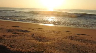 Kapalı deniz kumsalı. Panoramik plaj manzarası. Tropikal deniz manzarası ufkuna ilham ver. Turuncu ve altın rengi gün batımı gökyüzü sakinlik, dinlendirici güneş ışığı yaz havası. Horizon Sunrise plajında güzel bir gün doğumu. Okyanus ve altın güneş doğuyor