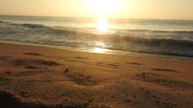 Kapalı deniz kumsalı. Panoramik plaj manzarası. Tropikal deniz manzarası ufkuna ilham ver. Turuncu ve altın rengi gün batımı gökyüzü sakinlik, dinlendirici güneş ışığı yaz havası. Horizon Sunrise plajında güzel bir gün doğumu. Okyanus ve altın güneş doğuyor
