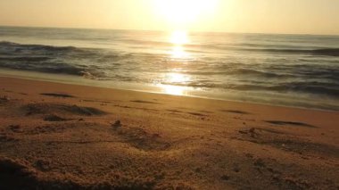 Kapalı deniz kumsalı. Panoramik plaj manzarası. Tropikal deniz manzarası ufkuna ilham ver. Turuncu ve altın rengi gün batımı gökyüzü sakinlik, dinlendirici güneş ışığı yaz havası. Horizon Sunrise plajında güzel bir gün doğumu. Okyanus ve altın güneş doğuyor