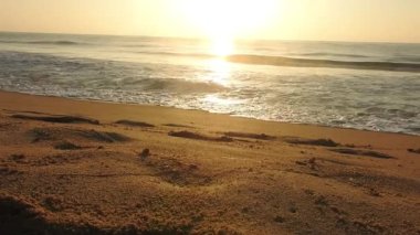 Kapalı deniz kumsalı. Panoramik plaj manzarası. Tropikal deniz manzarası ufkuna ilham ver. Turuncu ve altın rengi gün batımı gökyüzü sakinlik, dinlendirici güneş ışığı yaz havası. Horizon Sunrise plajında güzel bir gün doğumu. Okyanus ve altın güneş doğuyor